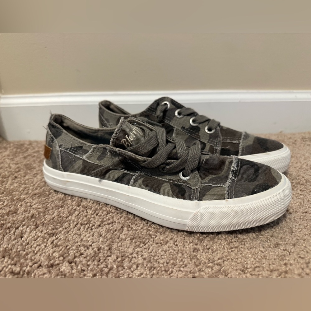Blowfish Camouflage women’s size 7 Slip-On Shoes